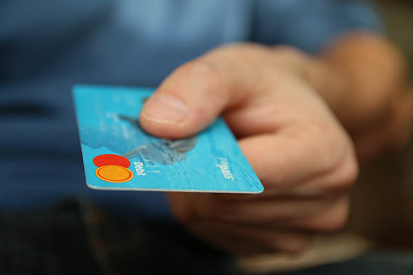 La tarjeta de débito es preferida por la generación milenial y la Z