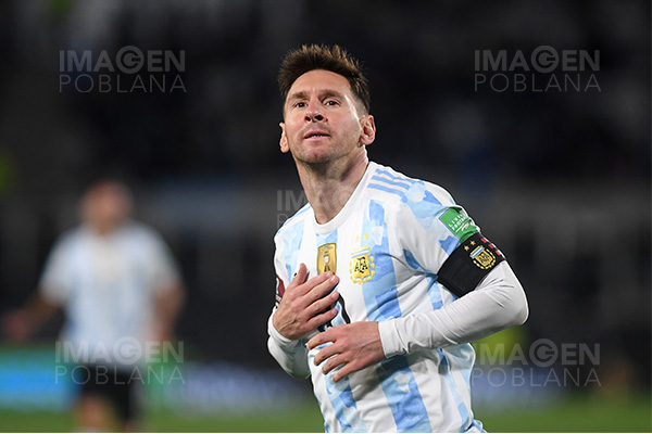 Fanáticos invaden el campo para conseguir una fotografía con Messi