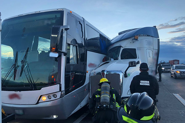 Tractocamión impacta a autobús de pasajeros; hay un muerto y cuatro heridos