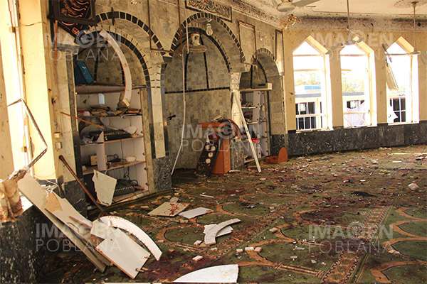 Sube a 120 cifra de muertos por explosión en mezquita en Afganistán
