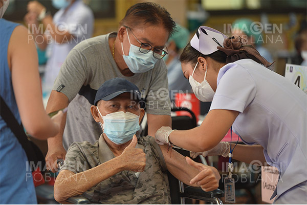 Vacunación anticovid baja 90% riesgo de morir para mayores de 50 años: estudio