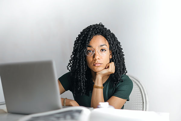 Mujeres de países subdesarrollados usan internet 50% menos que los hombres