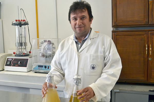 Investigadores BUAP logran eliminar más del 90% de colorantes textiles en aguas residuales