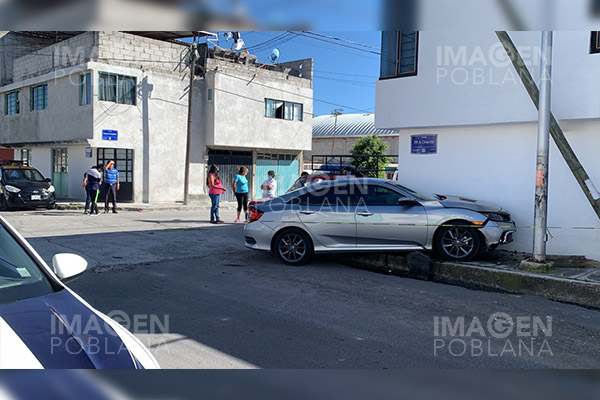 Vehículo se impacta contra una barda tras aparatoso choque; hay 4 heridos