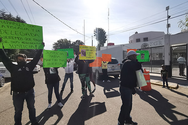 Exigen justicia por trabajador de la FGR muerto en explosión de tanques con huachicol