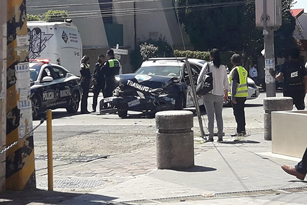 Patrulla se impacta contra dos vehículos al dar una vuelta en “U”