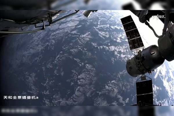 La nave china con tres astronautas se acopla al módulo espacial Tianhe