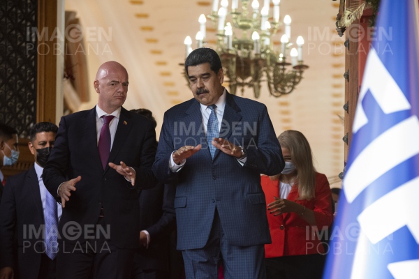 Maduro y presidente de la FIFA conversan sobre masificación del futbol en Venezuela