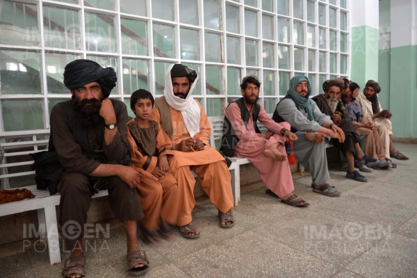 Sube a 63 el número de muertos tras taque suicida en Kandahar