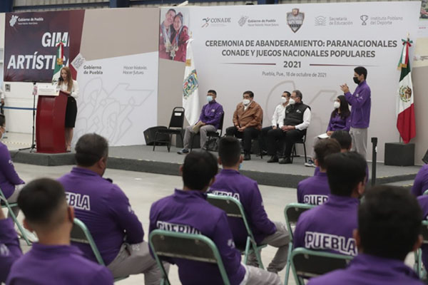 Abandera gobernador a poblanos que participarán en Paranacionales y Juegos Populares