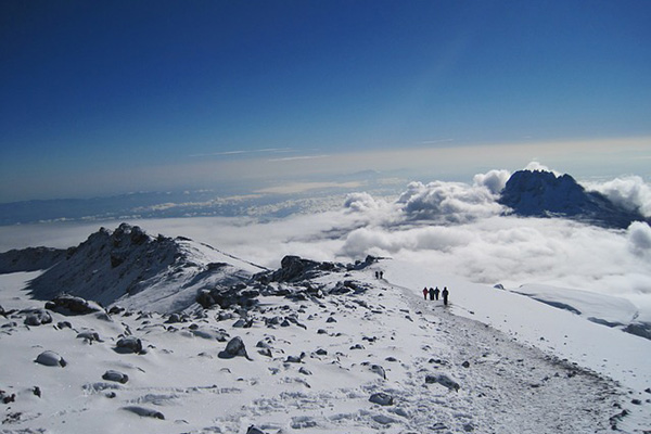 Cambio climático causaría derretimiento total del hielo del monte Kilimanjaro