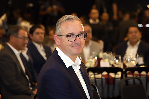 Salinas Pliego, tan pobre que lo único que tiene es dinero