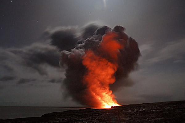 El volcán más activo de Japón entra en erupción; autoridades elevan nivel de alerta