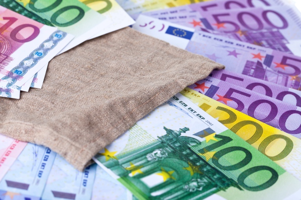 Letonia multará hasta con 5,000 euros a quien viole el confinamiento