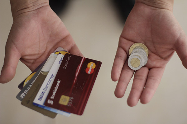 Las razones por las que los bancos cobran comisiones por uso de cuenta