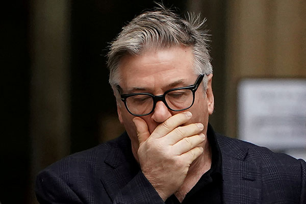 Un conmocionado Alec Baldwin escribe mensaje tras accidente fatal en rodaje