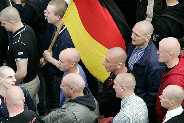 Policía Alemana evita ataque de 50 neonazis contra migrantes