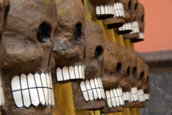 Caída de Tenochtitlán, tema de la Ofrenda de Muertos en el Museo Universitario Casa de los Muñecos