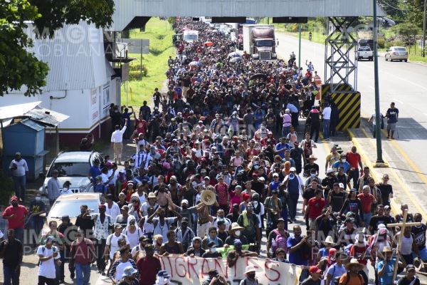 Caravana migrante se adentra en México y EU anuncia detenciones récord