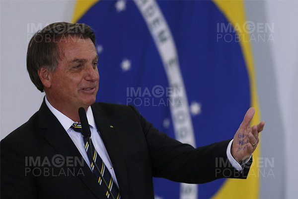 Facebook elimina video de Bolsonaro que vincula vacuna del covid-19 al Sida