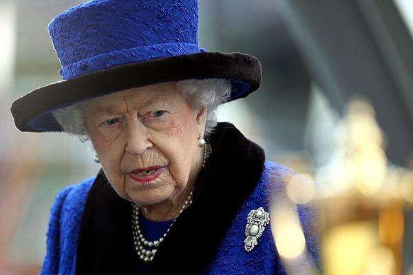 Tras ser hospitalizada, Isabel II falta por primera vez a la iglesia rompiendo la tradición