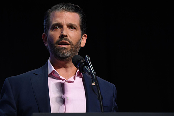 Donald Trump Jr. se burla de Alec Baldwin vendiendo camisetas sobre tragedia en rodaje