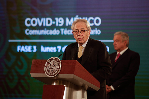 Diputada obsequia una lápida a Jorge Alcocer por los fallecidos de COVID-19 en México