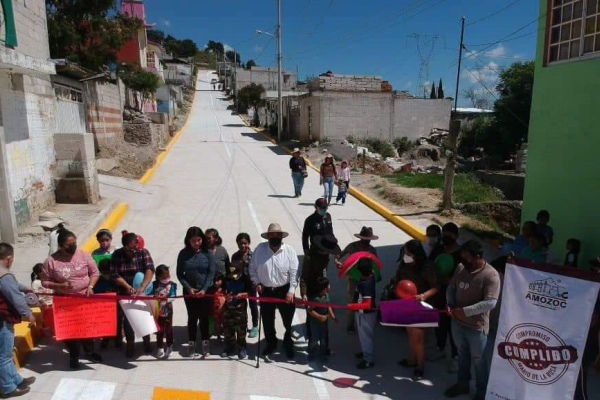 Entrega Mario de la Rosa nueva obra de pavimento hidráulico en Amozoc