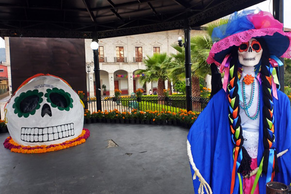 Presentan Tlatlauquitepec y Zacapoaxtla actividades por Día de Muertos