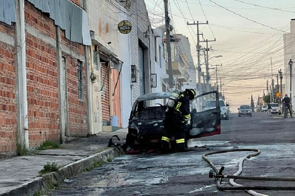 Fuego consume vehículo abandonado