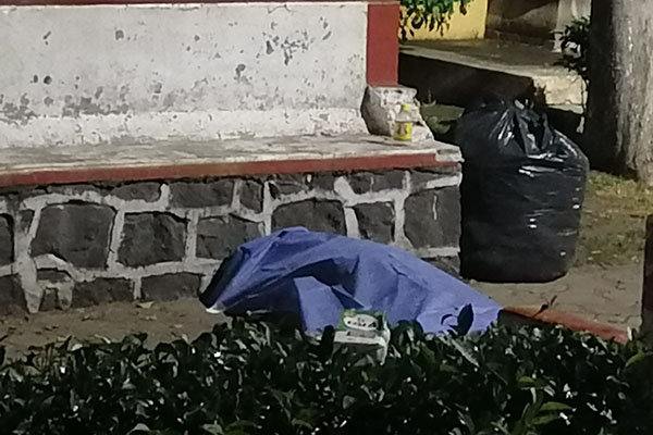 Hombre amanece muerto en medio de un parque
