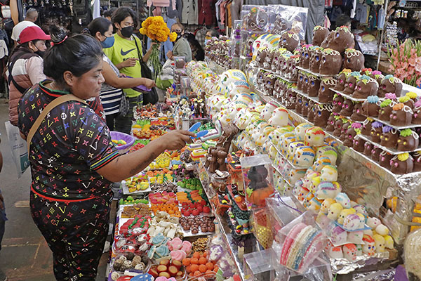 Pide Barbosa a comerciantes no cometer abusos por Día de Muertos