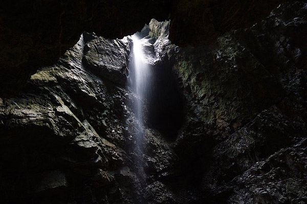 Mueren 9 bomberos y otro sobrevive en derrumbe de caverna en Sao Paulo
