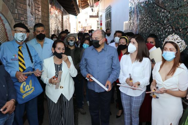 Inaugura Pepe Márquez 27 nuevos vitromurales en Zacatlán