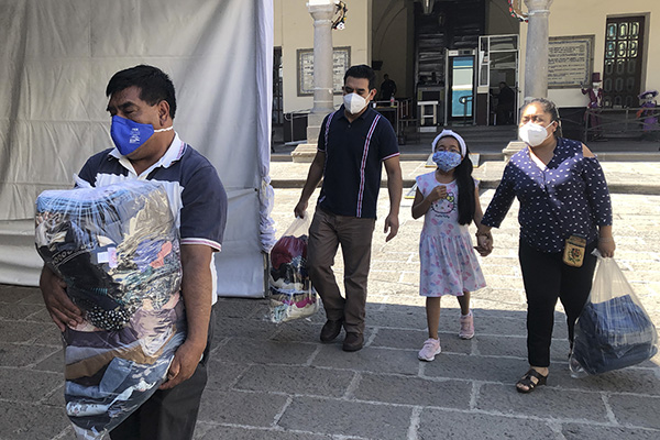 Poblanos solidarios acuden con víveres al centro de acopio del SEDIF