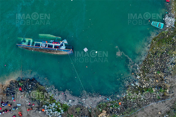 Al menos 18 desaparecidos tras vuelco de barco en Indonesia