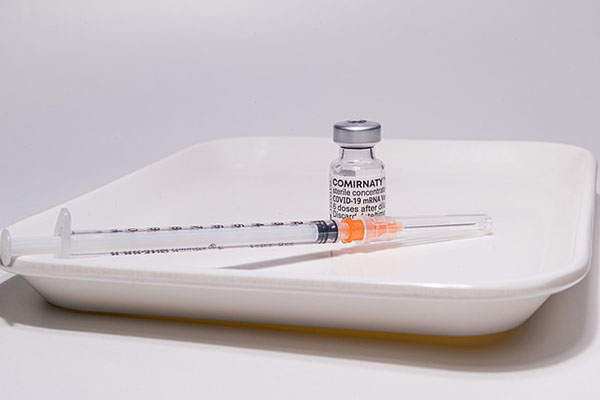 Mujer denuncia graves irregularidades en estudios clínicos de vacunas Pfizer