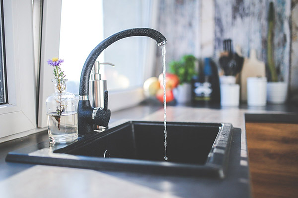 Expertos advierten que el sistema de agua potable de EU es un “coctel tóxico invisible"