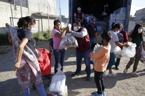 SEDIF entrega apoyos a familias que perdieron sus viviendas en Xochimehuacán