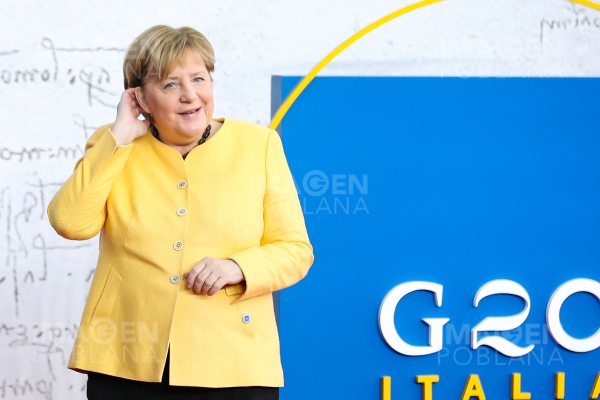Macron rinde honores nacionales a Merkel en su visita de despedida