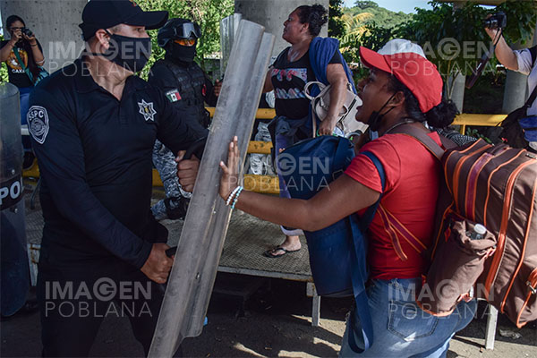 Se enfrentan migrantes contra elementos de la GN y agentes del INM