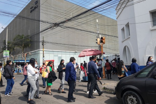 Evacuan edificio de Finanzas por olor a gas
