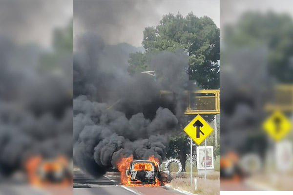 Fuego consume camioneta frente a una gasolinera
