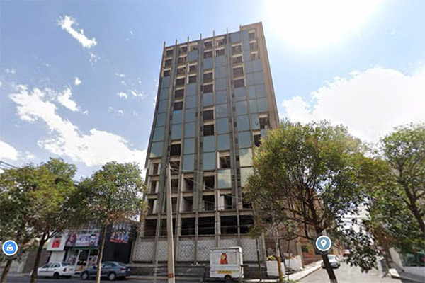 Descubre un cadáver mientras grababa un video en edificio abandonado