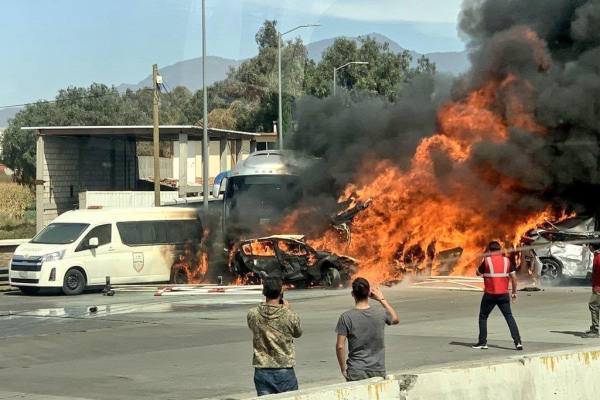 Camión de carga arrasa con seis vehículos y deja 19 muertos en la México-Puebla