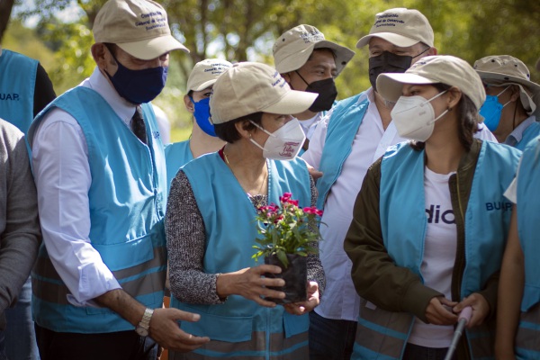 Lilia Cedillo pone en marcha los jardines y andadores polinizadores en la BUAP