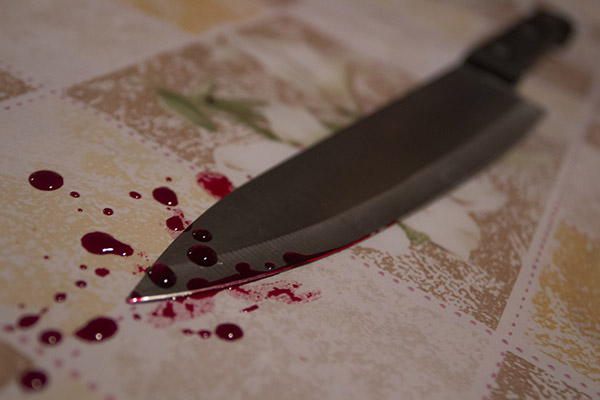 Sujeto intenta suicidarse cortándose la garganta