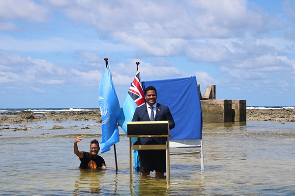 Ministro de Tavalú alerta del cambio climático en un video con el agua hasta las rodillas