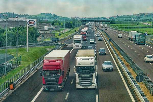 Empresas y 31 países firman acuerdo para terminar con los autos de combustión en 2035