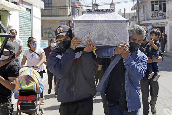 Dan último adiós a Andrea, tercera víctima de explosión en Xochimehuacán